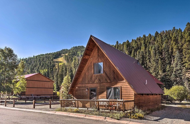 Ski-In/Ski-Out Red River Cabin w/ Mtn Views!