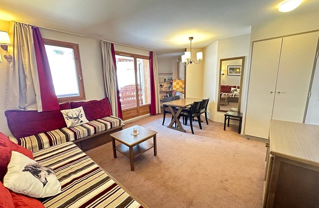 Appartement Vars – Pied des Pistes, Grand Balcon, Piscine, Parking, Proche Commodités