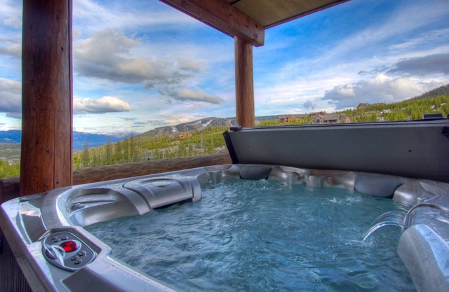 Ski-in/ski-out w/private hot tub in Moonlight basin - Saddle Ridge - Slopeside Luxury Chalet