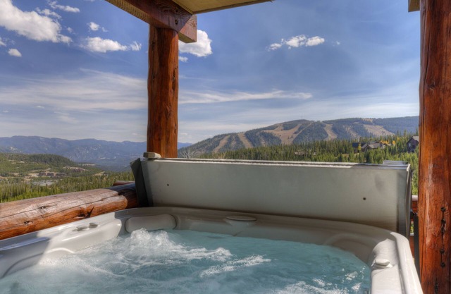 Ski-in/Ski-out w/Private Hot Tub in Moonlight Basin - Saddle Ridge - Black Bear Chalet