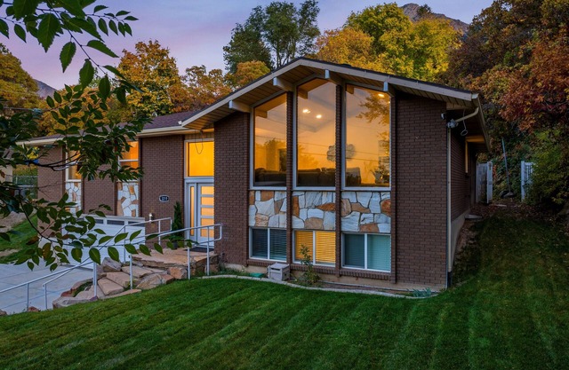 Ski Lover's Paradise: 7br Villa Near Top Resorts 7 Bedroom Home by RedAwning