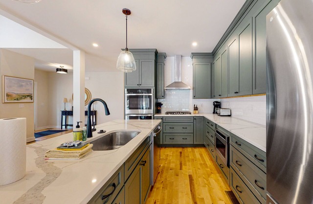 Ski & mtn-view townhouse with grill, pools, tennis, shuttle, fireplace, & gym
