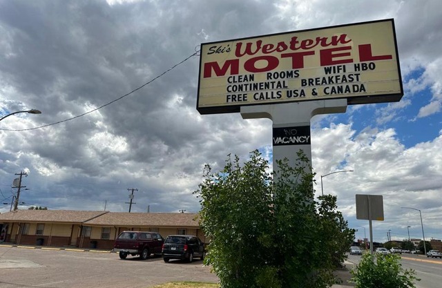 Ski's Western Motel