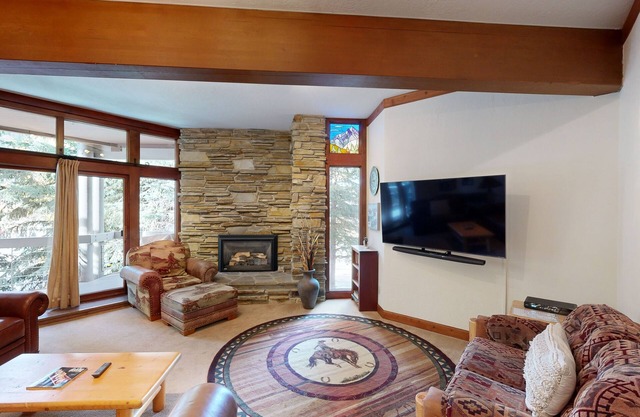 Ski sanctuary with private hot tub - adjacent to slopes & on free bus line