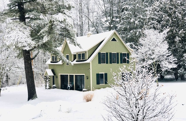 Ski season or yearly rental. Fireplace. Dogs Indoor pool Walk to BBA.