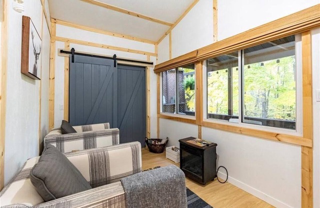 Four season cabin located steps from Lake Eugenia. 10 min drive from BVSC