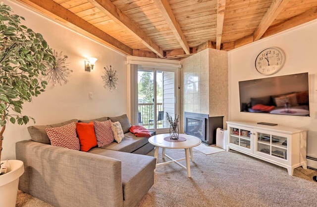 Ski Shuttle & Pool: Modern Silverthorne Condo!
