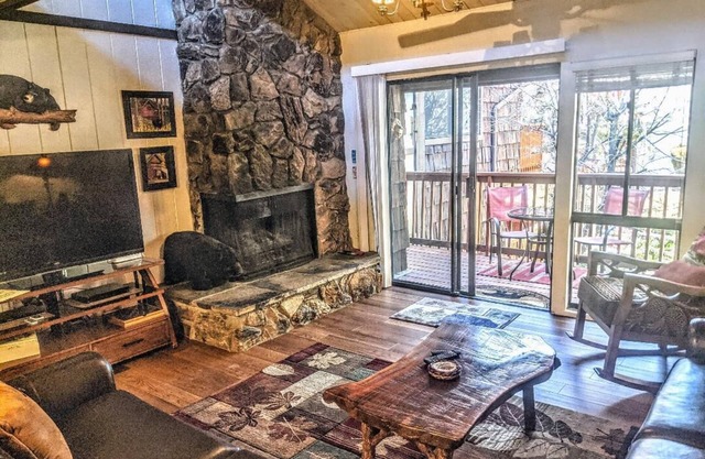 Ski, Soak & Relax, 2 BR/1.5 BA Townhouse with Spa, at the base of Snow Summit