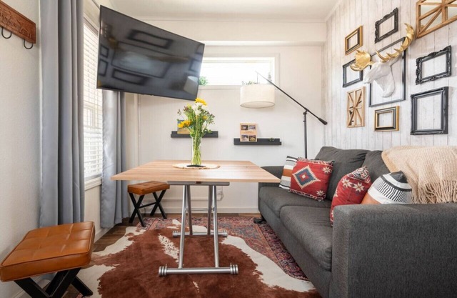 Ski & Soak: Santacon 2BR w/Jacuzzi & BBQ