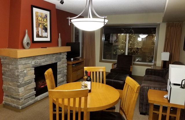 SKI, BLEIBEN SIE, SPIELEN SIE BEI ​​CANMORE COMFORT GETAWAY!