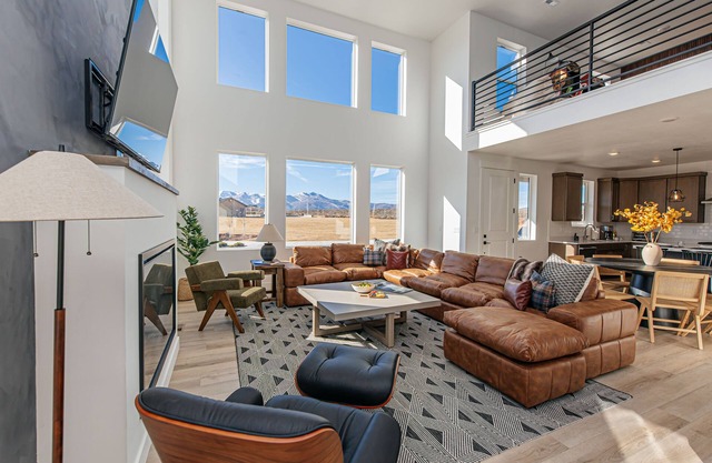 Ski&Tee Mountain Chalet: modern retreat w/ golf simulator, hot tub, & game room