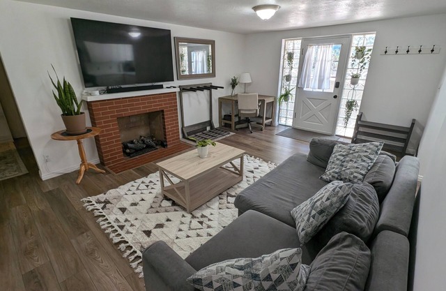 Ski trip or U of U 2-bedroom apartment in Salt Lake City with AC, WiFi