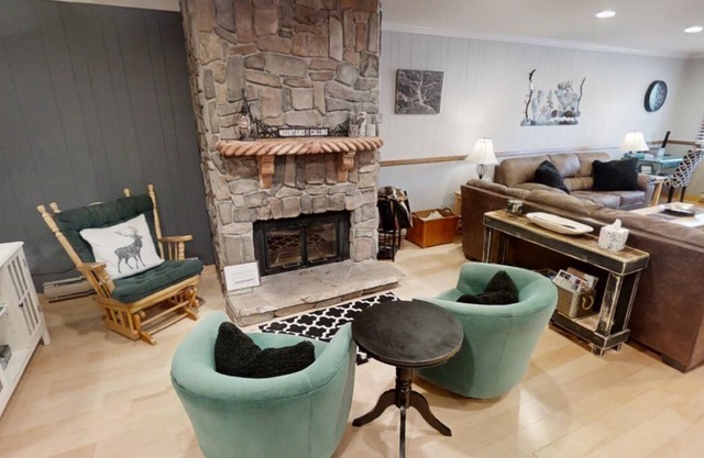 Ski View 11 -In Town - On Main Street - End Unit - WiFi - Cable -Xbox 360 - Wood