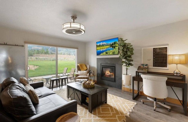 Ski Vista: Chic Condo Near the Canyons Slopes
