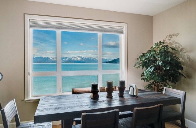 Jahreszeiten bei Sandpoint - Professionell eingerichtete Wohnung mit atemberaubendem Blick