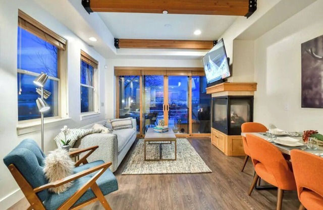 skiNewpark33: Walkable w/View, Deck, Hot Tub, Garage