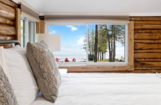 Skipping Rock Log Cabin: Cozy Charm & Hot Tub Bliss