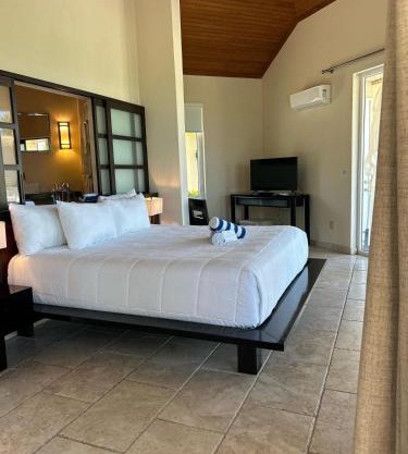 Sky Beach Club Bungalow 3 Steps from Beach With Club, Pool bungalow