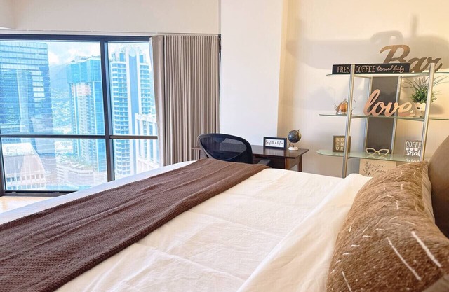 Sky-High 32F Suite in Honolulu – Free Parking