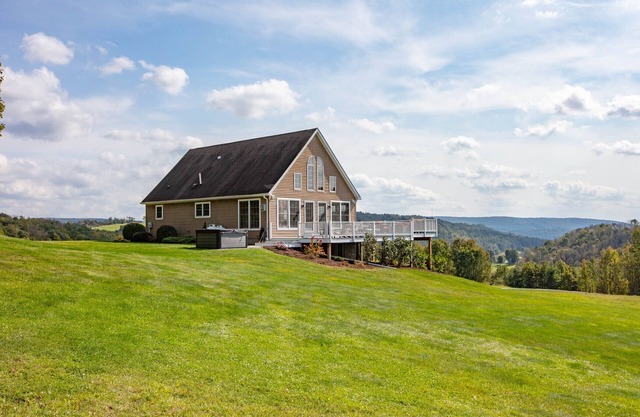 Himmelhohes Chalet! Wunderschönes Haus auf 10 Hektar mit Whirlpool, 2 Minuten nach Wellsboro