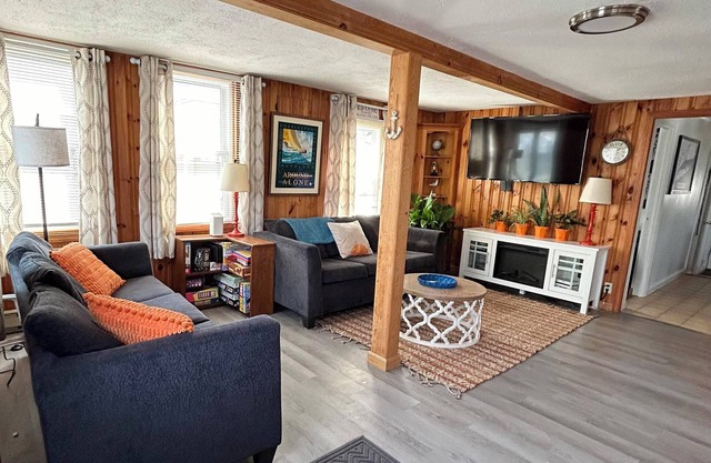 Sky of Blue, Sea of Green --- family and pet friendly - walking dist from Beach!
