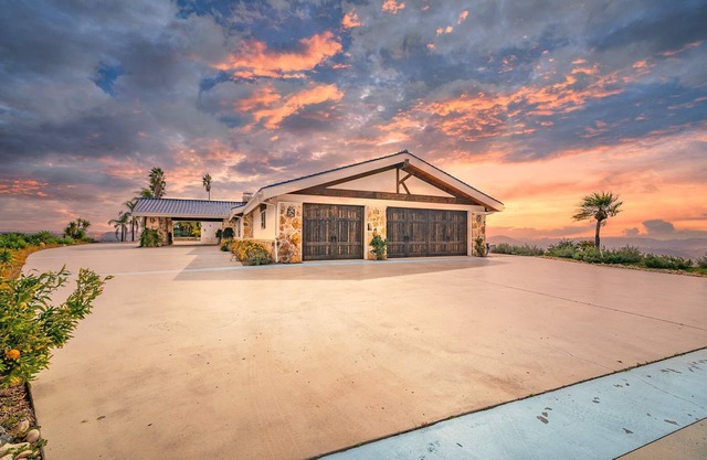 Sky Ridge Retreat. Lux Hilltop Escape - Pool & Spa