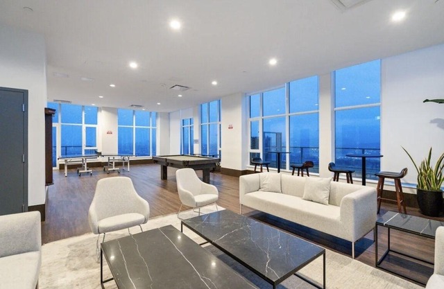 Sky Suite 2BR 1BR Condo in Surreys Tallest Tower! Rooftop Terrace w/ Views