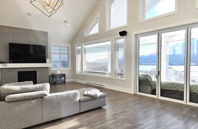 Sky-View Cottage - 5 Bedroom View home with 2 kitchens