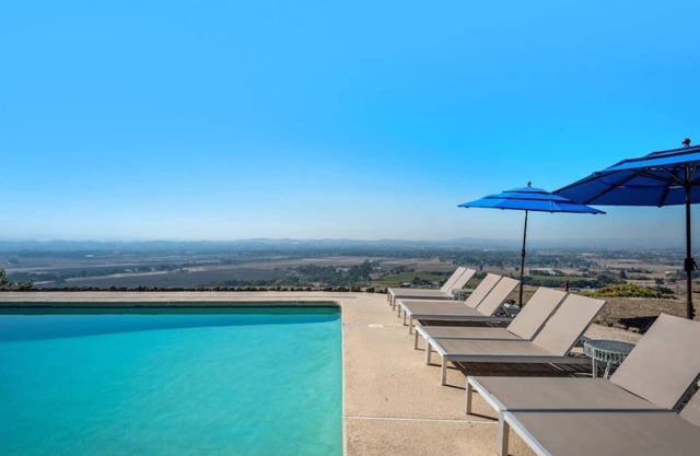 Sky View: Heated Pool and Hot Tub, 5 Acres, Tesla