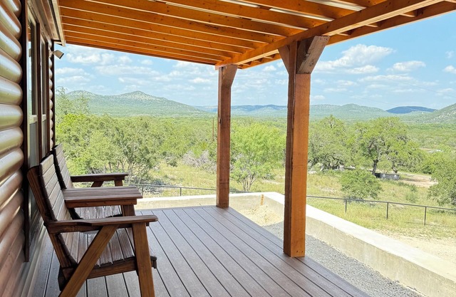Sky View Log Home near the Frio River