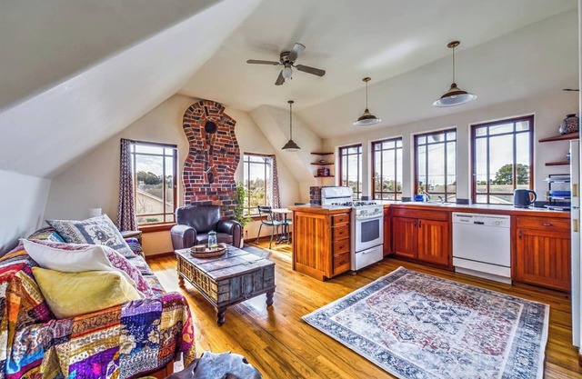 SkyDeck Crazy Wave Suite - Cozy Digs, 2nd Fl, Dog / Pet Friendly!