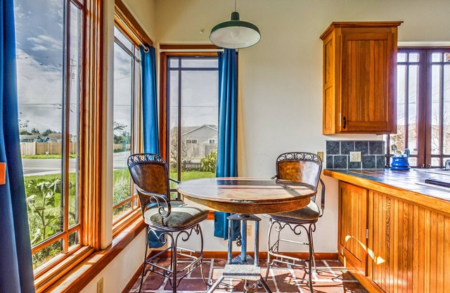 Skydeck ZigZag Suite - Cozy Digs, 1st Fl, Dog / Pet Friendly!