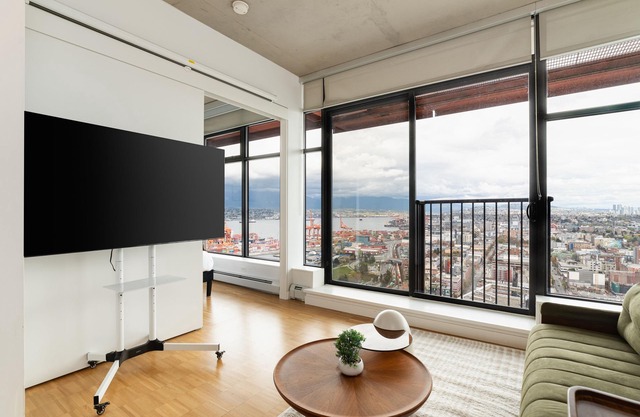Skyhome in Gastown | Amazing Ocean&Mountain Views
