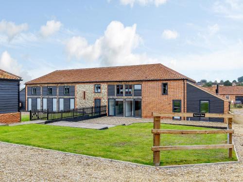 Skylark Barn-Uk31354