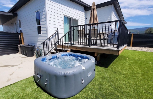 Skylark Bungalow Family Home in Lake Country!