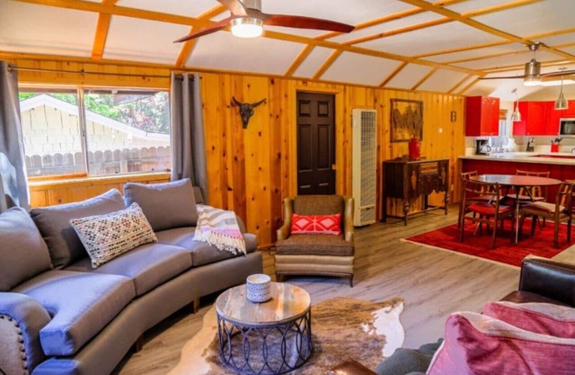 Skylight Cabin - 2 Minutes Away from Town!