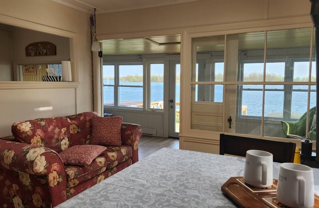 Skylight Waterfront cottage with exquisite view/boat dock, close Montreal/Ottawa