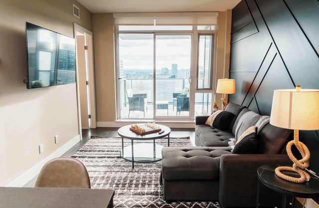 Skyline Condo | Mountain Views | Walk to Stampede