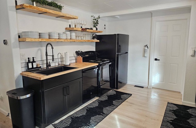 Skyline Hideaway: Modern cozy 2-bedroom cabin getaway in Evergreen, Colorado