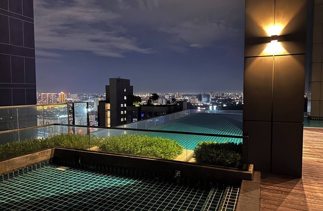 Skyline Luxe 4BR Retreat with En-suites