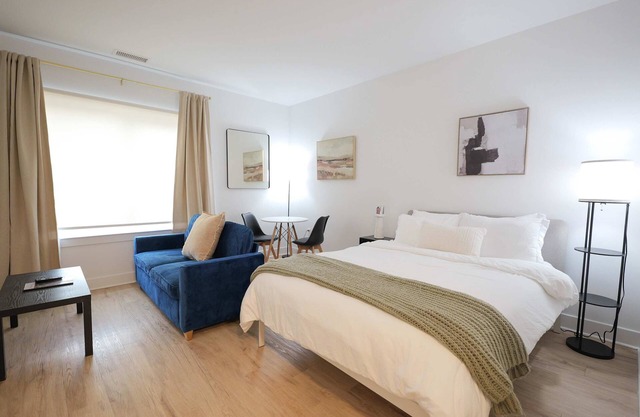 Skyline Luxe Haven Studio w/ Easy Access to NYC