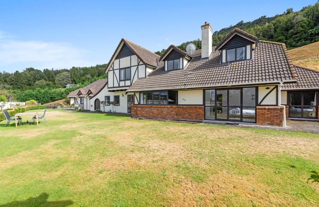 skyline mountain view Lodge up to 16 people