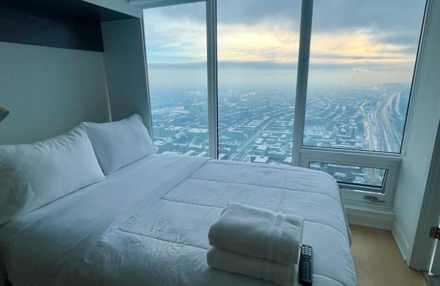 Skyline Penthouse & Condo - Downtown Montreal - Pool Spa Parking