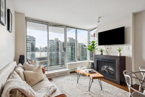 Skyline Retreat with Gym and River View near Rogers Arena