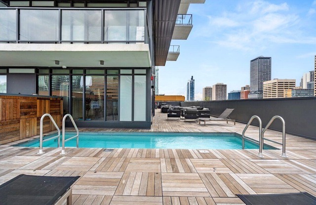 Skyline Serenity 2BR w Pool, Gym & Parking