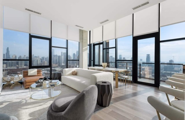 Skyline Penthouse Duo: 6 Bedrooms for Large Groups