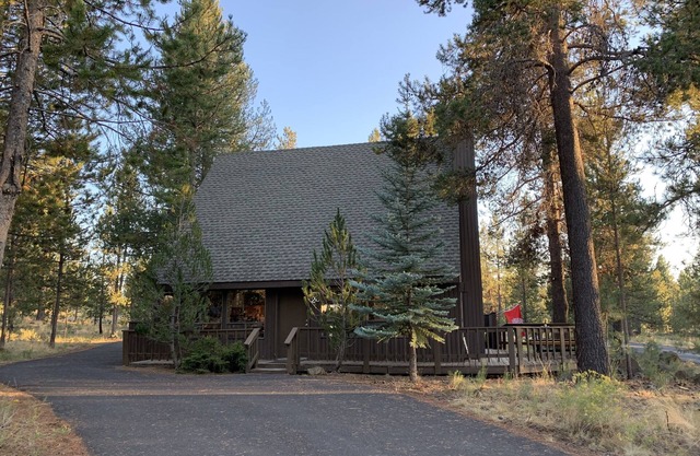 Skyliner Chalet ~ Herz von Sunriver mit Klimaanlage und Whirlpool