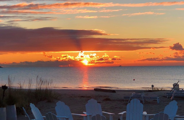 Skytop Cottage Steps Away From Sandy Beach (Full Private Beach Access), NEW