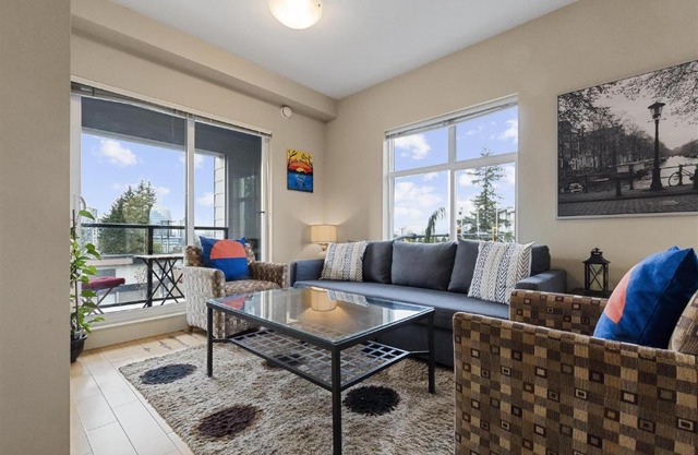 Skytrain accessible, Free Parking, Gym, 2 Bedroom Sleeps 6 Central Apartment with easy access to downtown Vancouver
