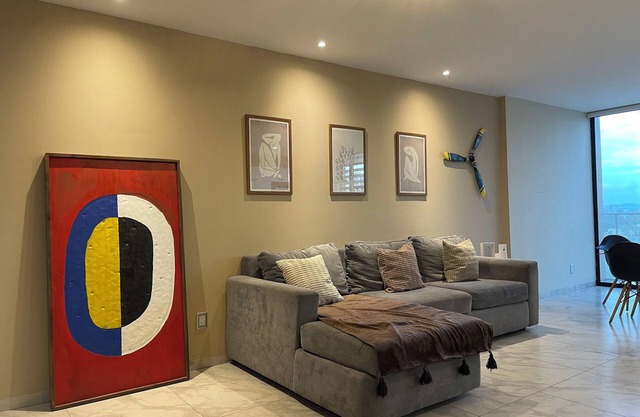 Skyview 3 Bedroom Penthouse / Daily Cleaning